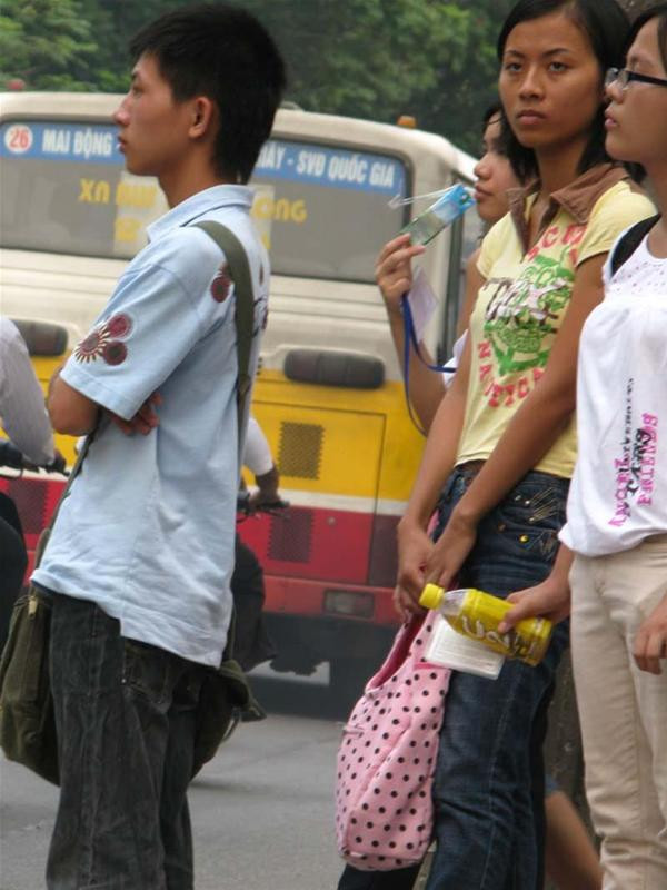 Người đi đường vẫn hồn nhiên ăn uống trong làn khói xe buýt độc hại.