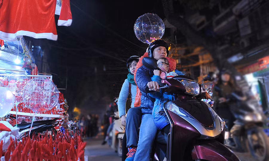 Bất chấp nghi ngại, bong bóng galaxy 'đổ bộ' phố đi bộ mùa Giáng Sinh ảnh 8