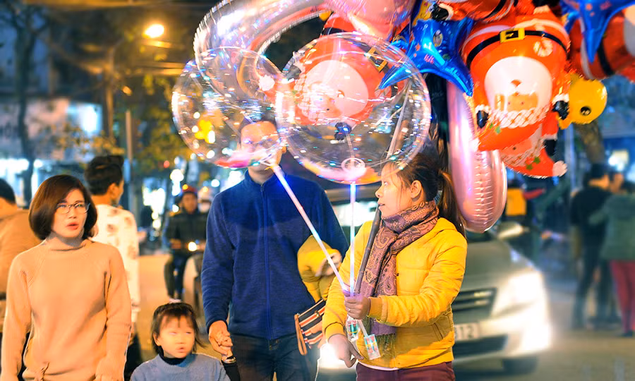 Bất chấp nghi ngại, bong bóng galaxy 'đổ bộ' phố đi bộ mùa Giáng Sinh ảnh 3