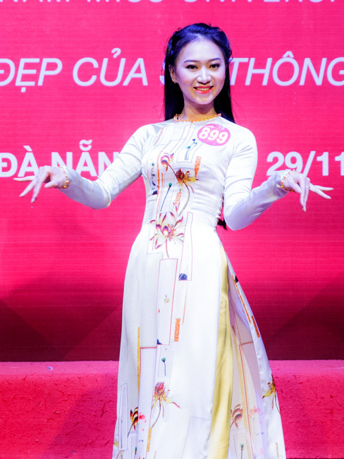 Thí sinh Hoa khôi sinh viên trổ tài múa chén, vẽ tranh trên thuỷ tinh ảnh 9