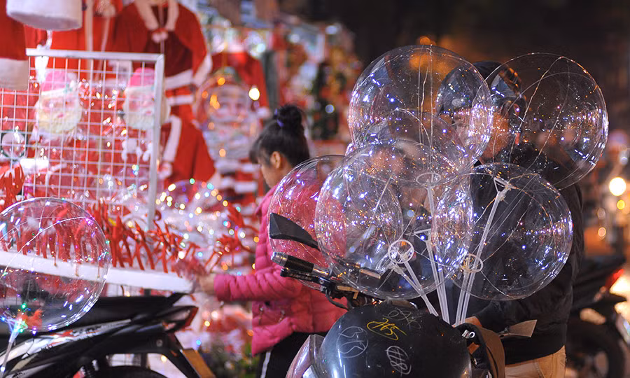 Bất chấp nghi ngại, bong bóng galaxy 'đổ bộ' phố đi bộ mùa Giáng Sinh ảnh 4