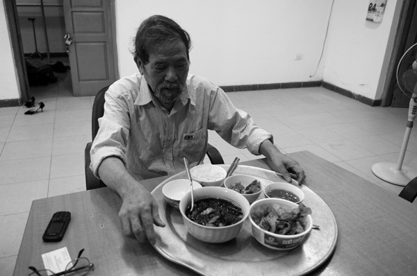 Một trong những bữa cơm hàng ngày mà người giám đốc trung tâm văn hoá doanh nhân ngồi ăn một mình do nhân viên nấu. Ông lập cập gắp từng thứ bỏ vào miệng mà ánh mắt ẩn chứa đầy sự cay đắng. Thức ăn không quá đạm bạc với cá kho, rau sống chấm nước sốt và bát canh nóng