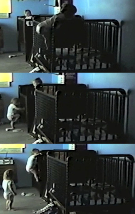 Đây có thể coi là tinh thần đồng đội “có một không hai” ở em nhỏ. Sau khi trèo ra cũi, bé gái 22 tháng tuổi còn quay sang cũi của người chị em song sinh với mình và kéo cửa để “đồng đội” bò ra trước khi nhấc cửa trở lại để “xóa dấu vết”