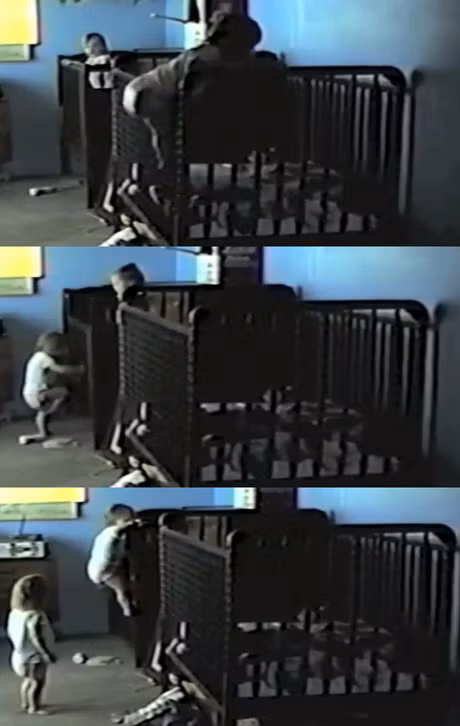 Đây có thể coi là tinh thần đồng đội “có một không hai” ở em nhỏ. Sau khi trèo ra cũi, bé gái 22 tháng tuổi còn quay sang cũi của người chị em song sinh với mình và kéo cửa để “đồng đội” bò ra trước khi nhấc cửa trở lại để “xóa dấu vết”