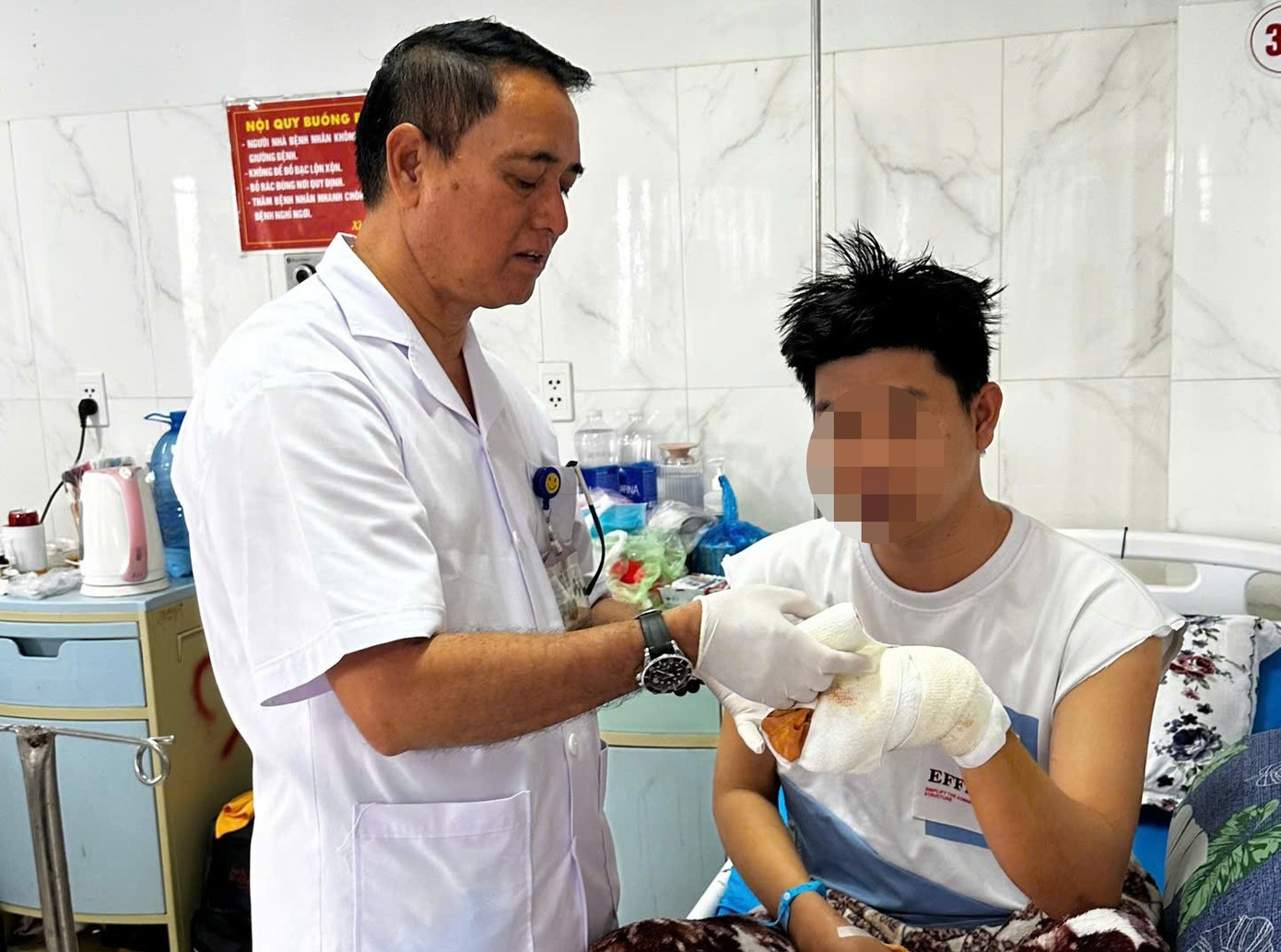 Một trường hợp bị thương ở tay vì pháo nổ.