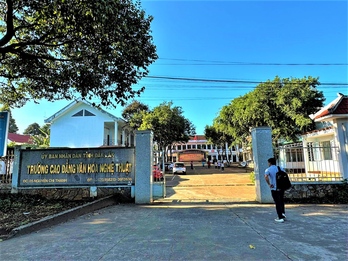 Trường Cao đẳng Văn hóa Nghệ thuật tỉnh Đắk Lắk, nơi cô N. và cô Q. giảng dạy Trường Cao đẳng Văn hóa Nghệ thuật tỉnh Đắk Lắk, nơi cô N. và cô Q. giảng dạy