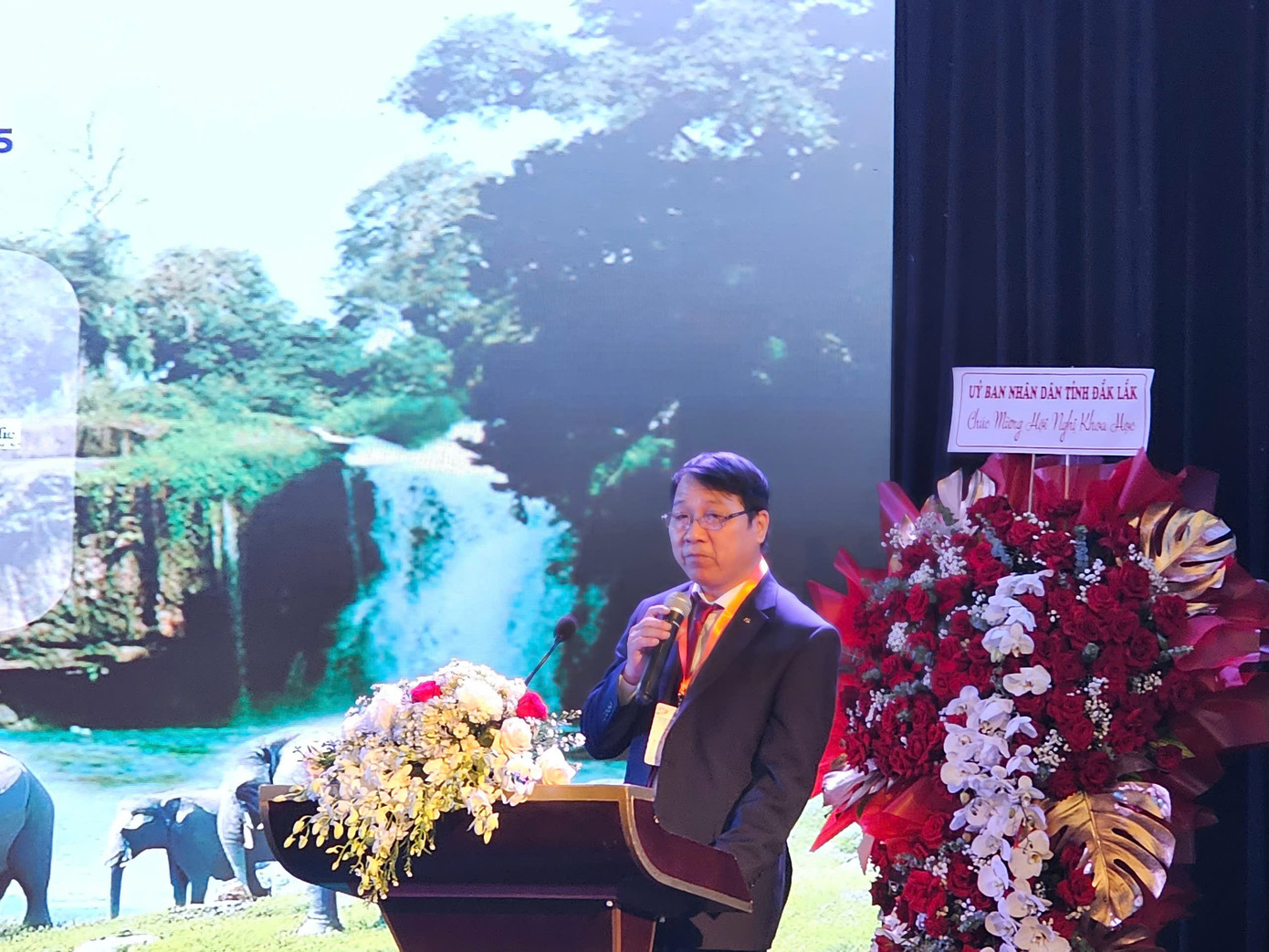 Bác sĩ CKII Nguyễn Đăng Giáp – Giám đốc BVĐK vùng Tây Nguyên. Bác sĩ CKII Nguyễn Đăng Giáp – Giám đốc BVĐK vùng Tây Nguyên.