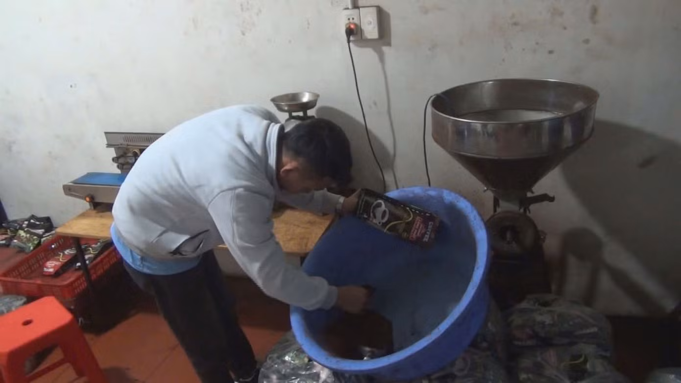 Cà phê bị độn đậu nành, vỏ cà phê, hương liệu. Cà phê bị độn đậu nành, vỏ cà phê, hương liệu.