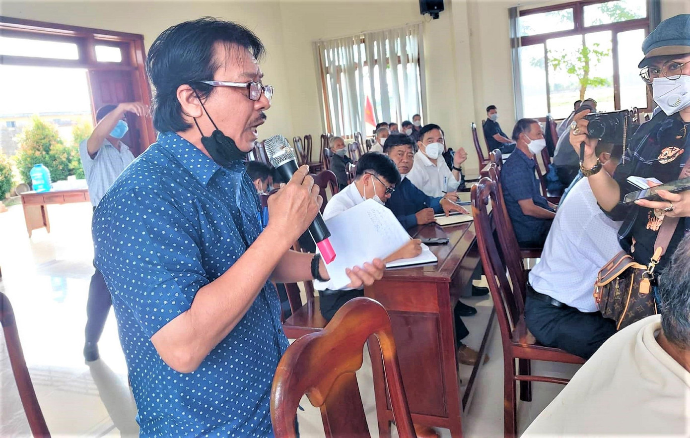 Cử tri Lê Trung Khoách phát biểu ý kiến tại buổi tiếp xúc cử tri Cử tri Lê Trung Khoách phát biểu ý kiến tại buổi tiếp xúc cử tri