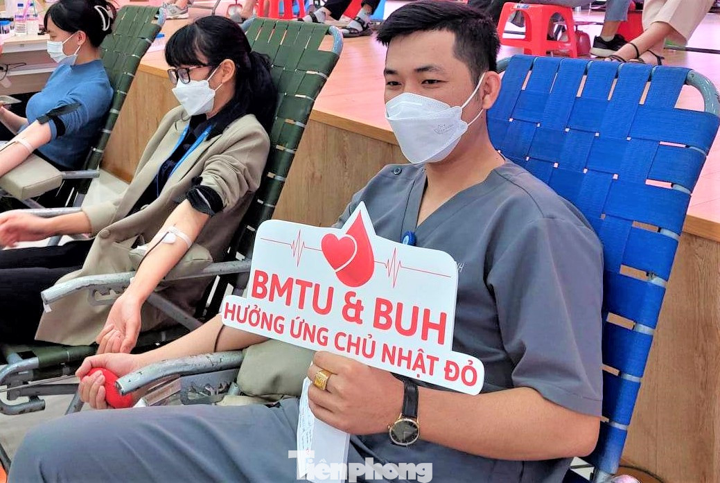 Anh Nhân (ngoài cùng) tham gia hiến máu