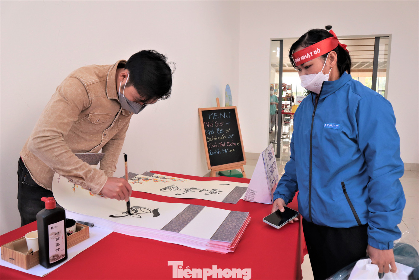 Một tình nguyện viên được tặng thư pháp