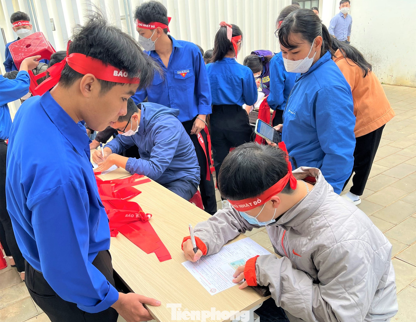 Các tình nguyện viên đăng ký hiến máu