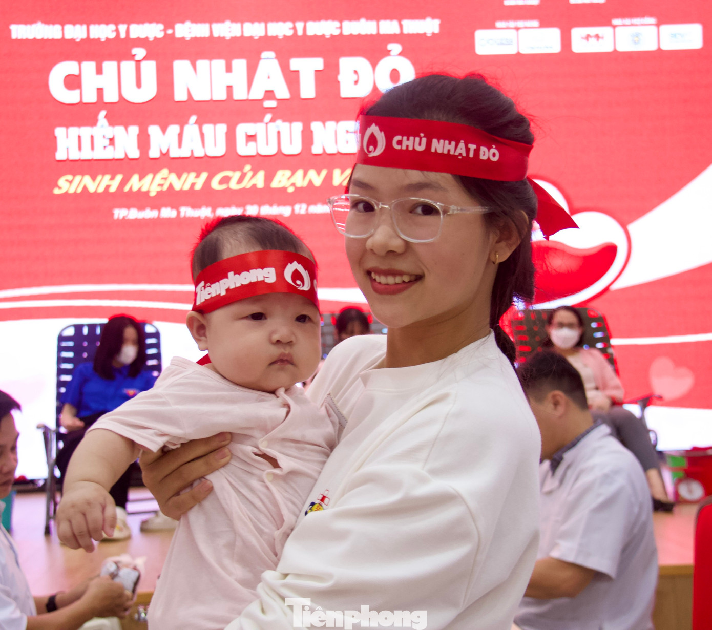 Biết Báo Tiền Phong tổ chức chương trình Chủ nhật Đỏ, chị Điệp (tình nguyện viên đã hiến máu nhiều lần), đưa con đến cổ vũ mọi người.