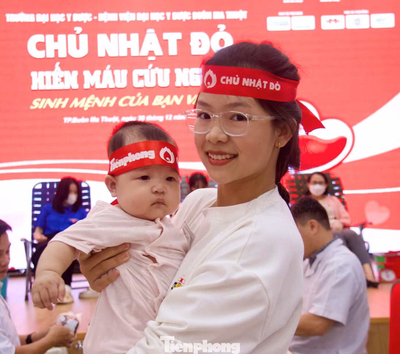 Biết Báo Tiền Phong tổ chức chương trình Chủ nhật Đỏ, chị Điệp (tình nguyện viên đã hiến máu nhiều lần), đưa con đến cổ vũ mọi người.