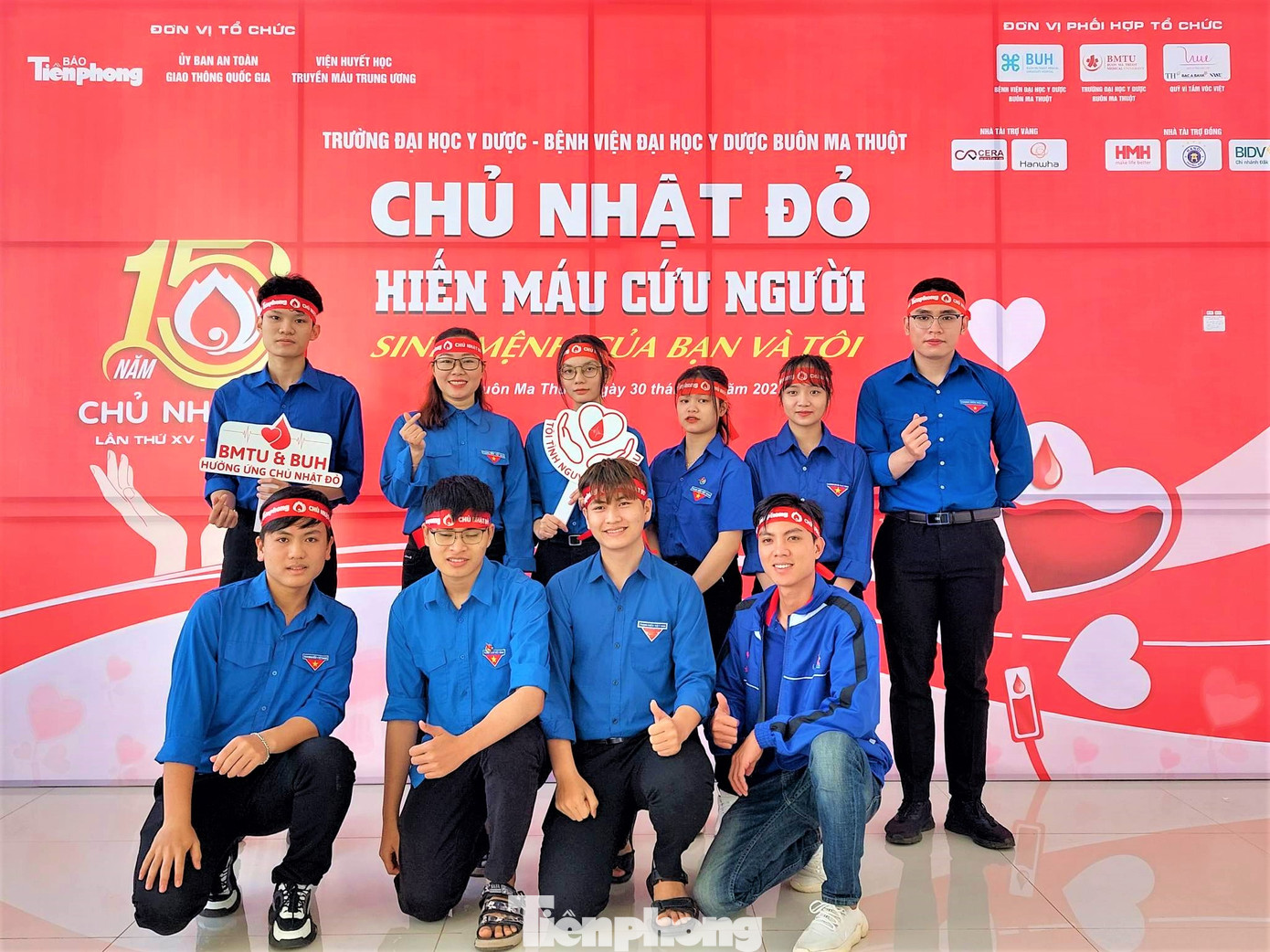 Nhóm sinh viên rủ nhau hiến máu, đánh dấu tuổi 18