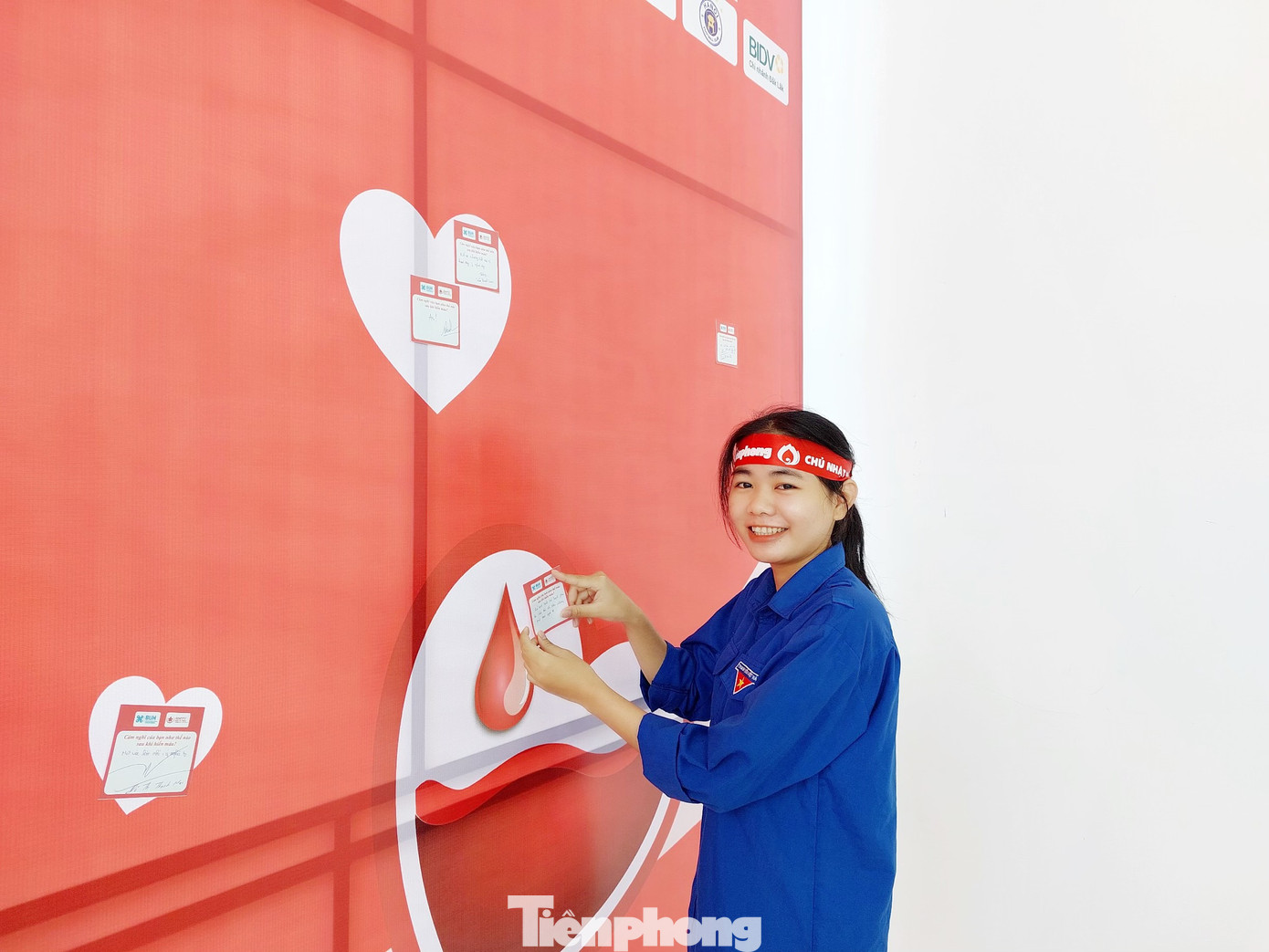 Một tình nguyện viên dán tấm thiệp ghi cảm xúc sau khi hiến máu.
