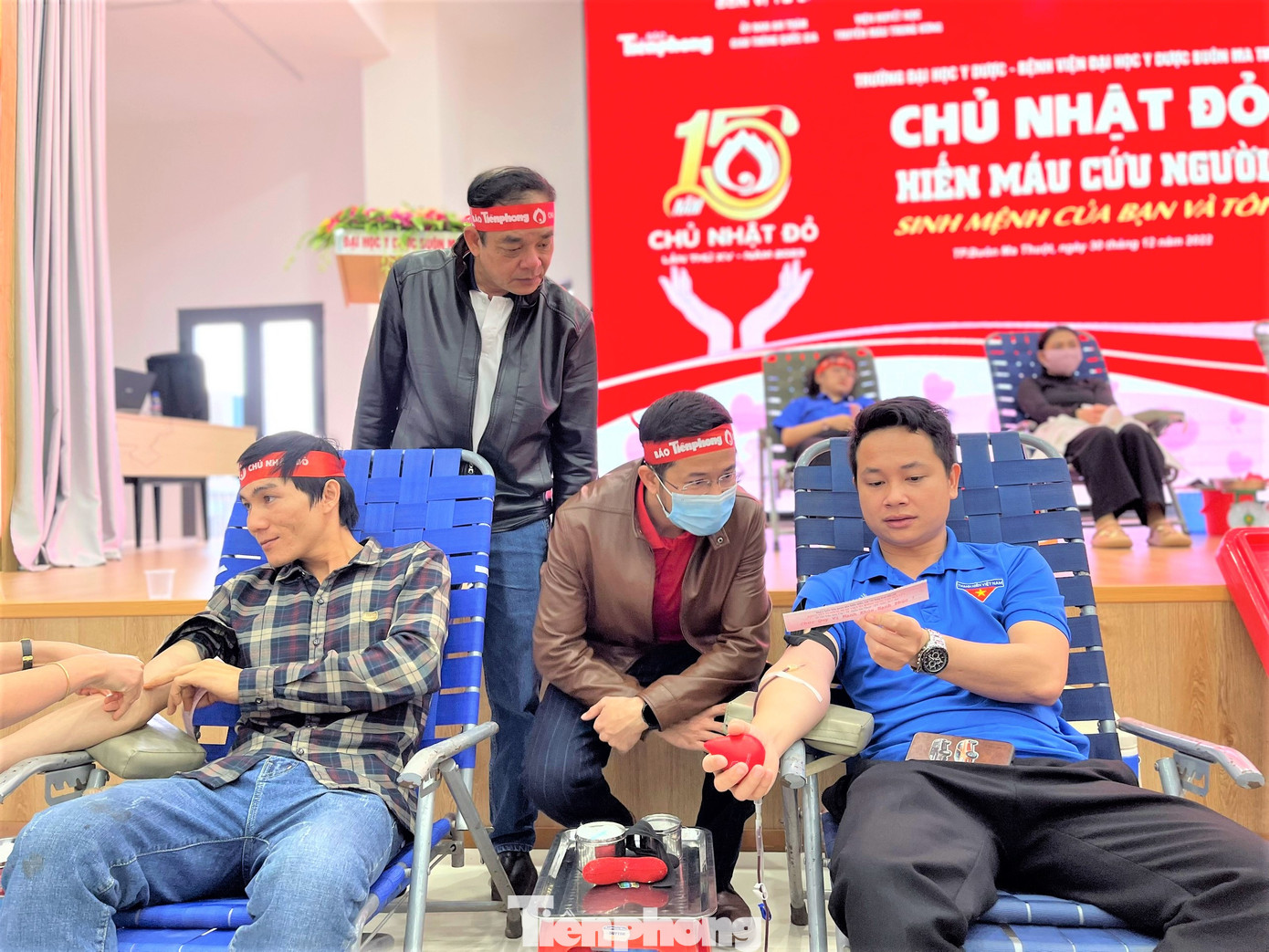 Đại diện ban tổ chức động viên tình nguyện viên hiến máu