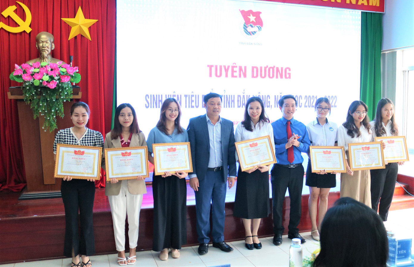 Ông Lê Trọng Yên- Phó Chủ tịch UBND tỉnh Đắk Nông (thứ 4, trái qua) cùng anh Trương Văn Bình - Phó Bí thư Phụ trách Tỉnh Đoàn, trao Bằng khen cho các sinh viên tiêu biểu