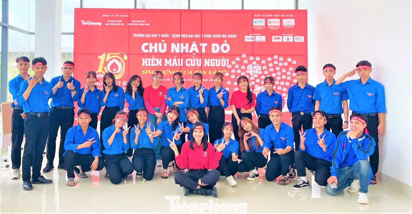 Các tình nguyện viên tham gia hiến máu chụp ảnh lưu niệm