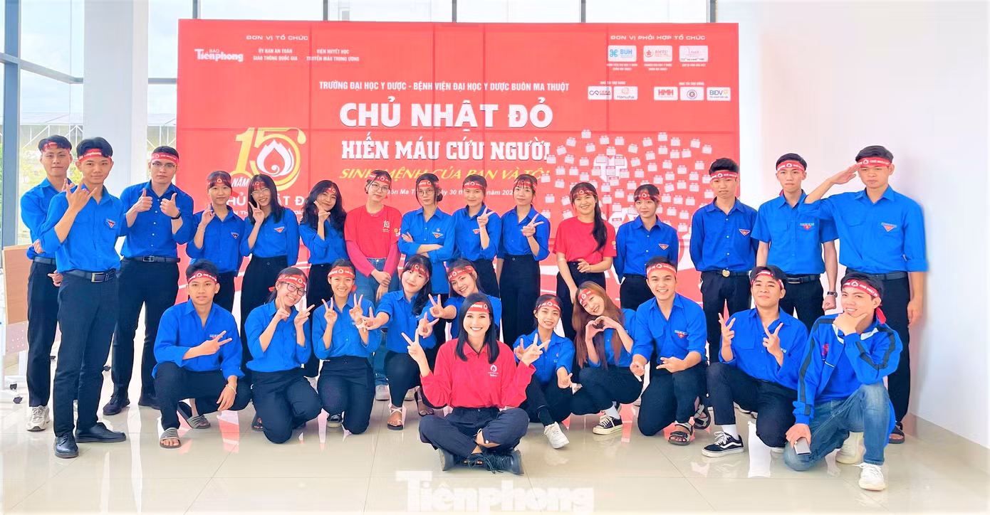 Các tình nguyện viên tham gia hiến máu chụp ảnh lưu niệm