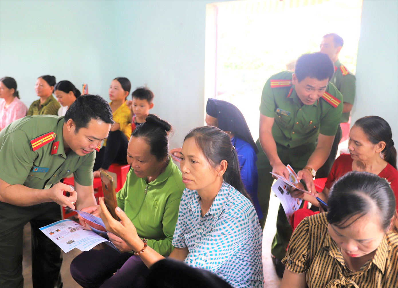 Lực lượng Công an phát tờ rơi tuyên truyền cho người dân