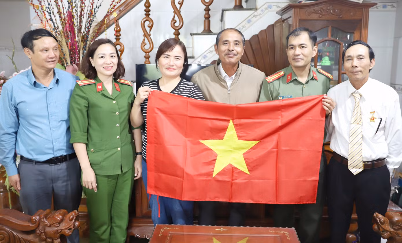 Lực lượng công an đến nhà dân trao tặng cờ Tổ quốc