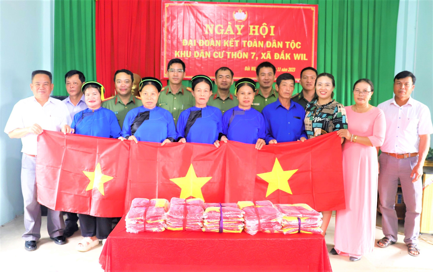 Lực lượng Công an và chính quyền địa phương trao tặng cờ Tổ quốc