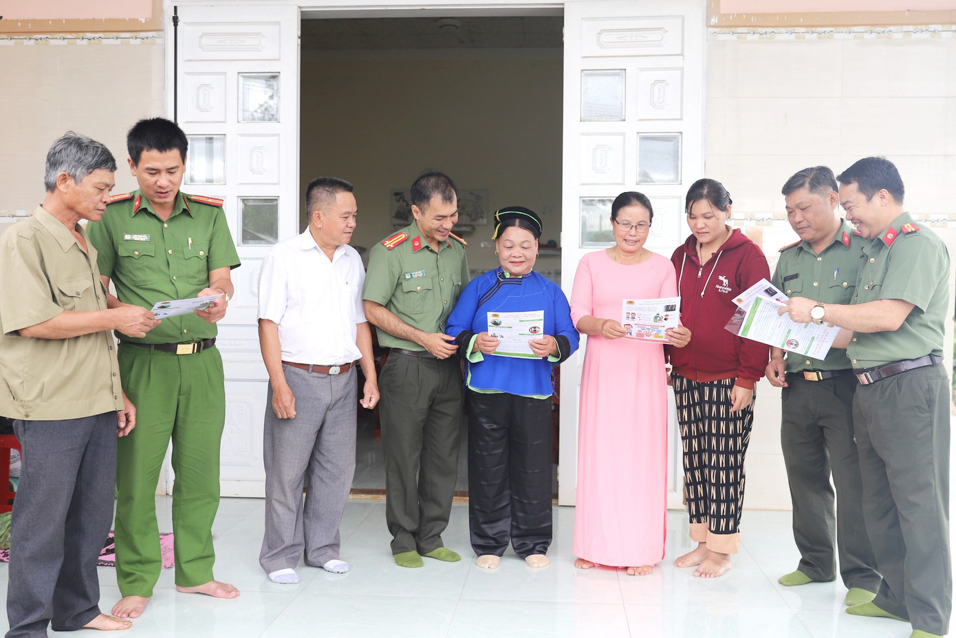 Lực lượng công an đến tận từng hộ dân phát tờ rơi tuyên truyền pháp luật