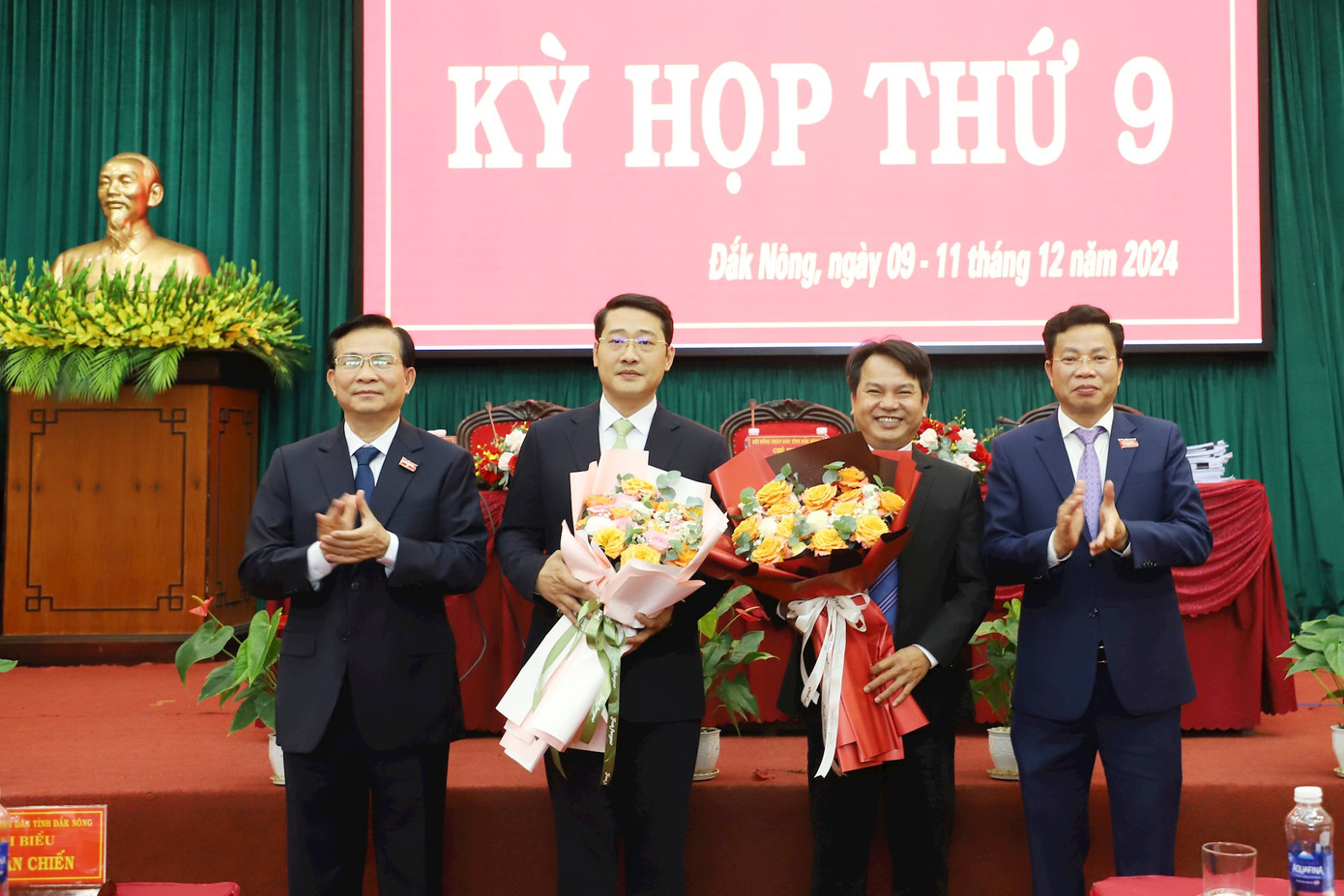 Ông Nguyễn Nhân Bản (phải) và ông Nghiêm Đình Hiếu (phải) được tặng hoa chúc mừng khi nhận nhiệm vụ mới