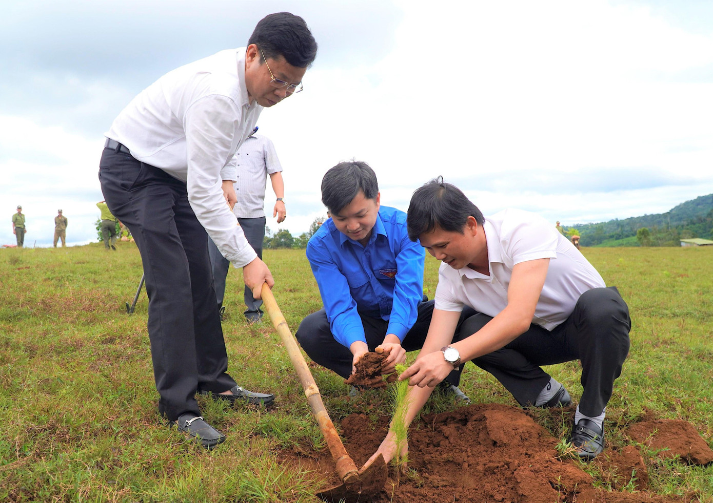 Ông Lưu Văn Trung, anh Nguyễn Minh Triết cùng anh Châu Ngọc Lương (Bí thư Tỉnh Đoàn) trồng cây gây rừng