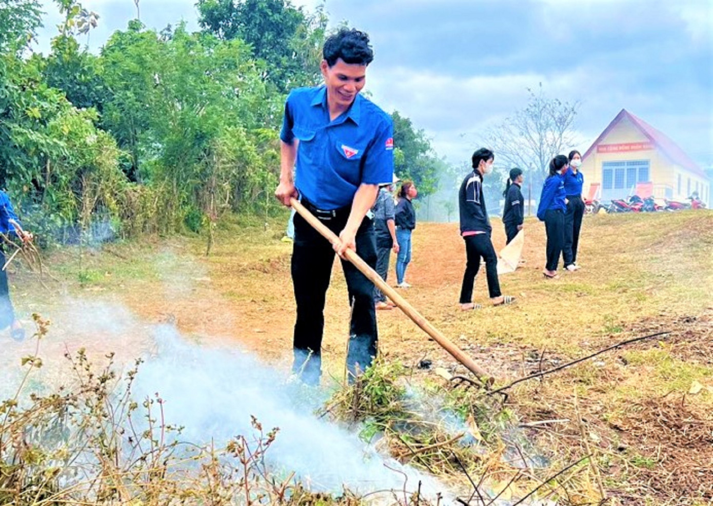 Thanh niên phát quang cỏ dại Thanh niên phát quang cỏ dại