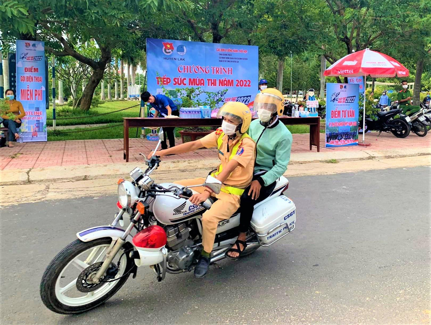 Thí sinh Y Quân được hỗ trợ đưa đến điểm thi