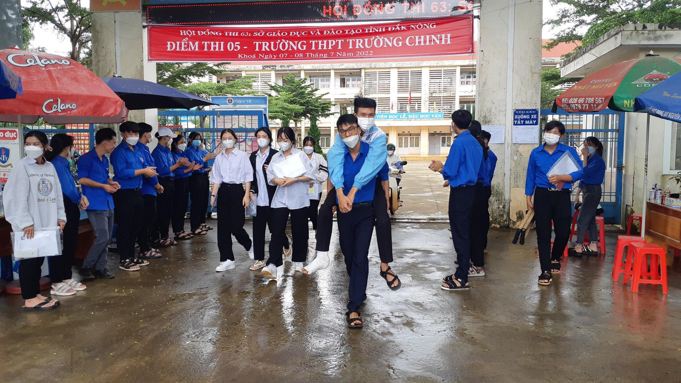 Tình nguyện viên cõng thí sinh bị đau chân