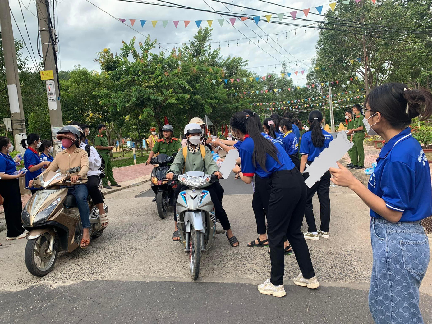 Các bạn tình nguyện viên tặng nước uống cho các thí sinh