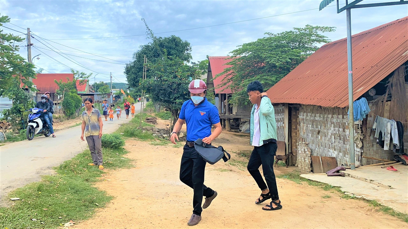 Các thành viên đội hình phản ứng nhanh tiếp sức mùa thi hỗ trợ cho em Y Quân