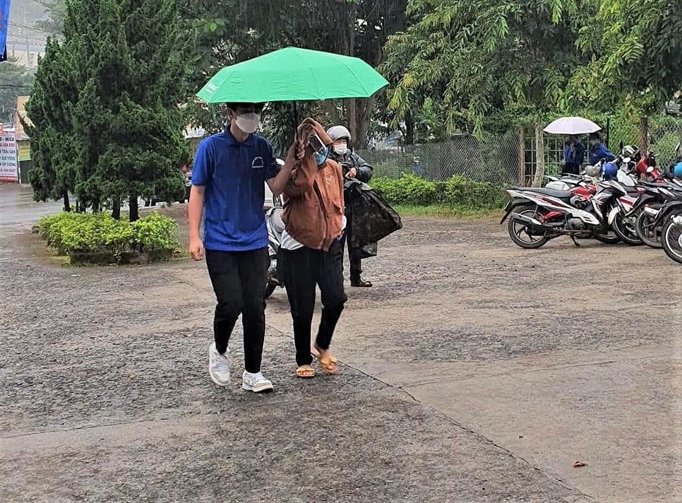 Tình nguyện viên che mưa cho thí sinh