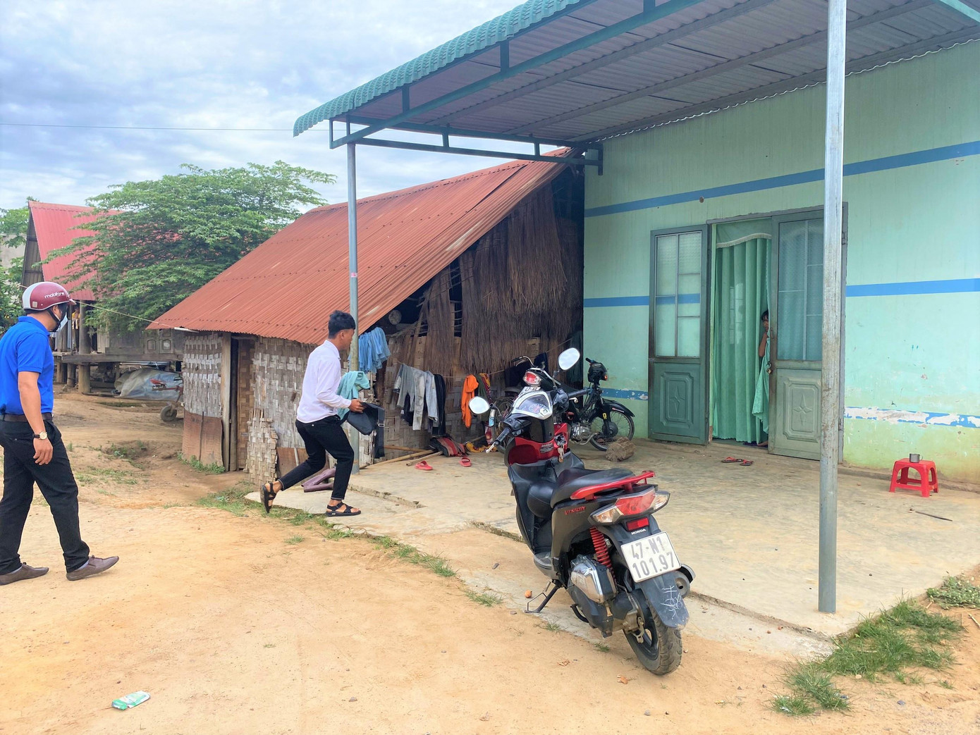 Thí sinh Y Quân vội vã khi gặp sự cố hỏng xe giữa đường