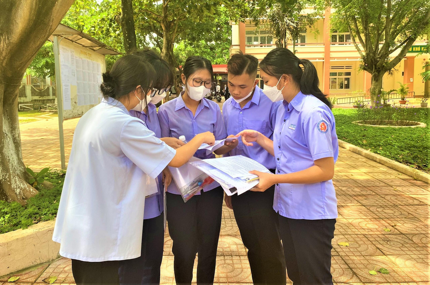 Các thí sinh trao đổi đề thi sau khi kết thúc buổi thi Ngữ Văn Các thí sinh trao đổi đề thi sau khi kết thúc buổi thi Ngữ Văn