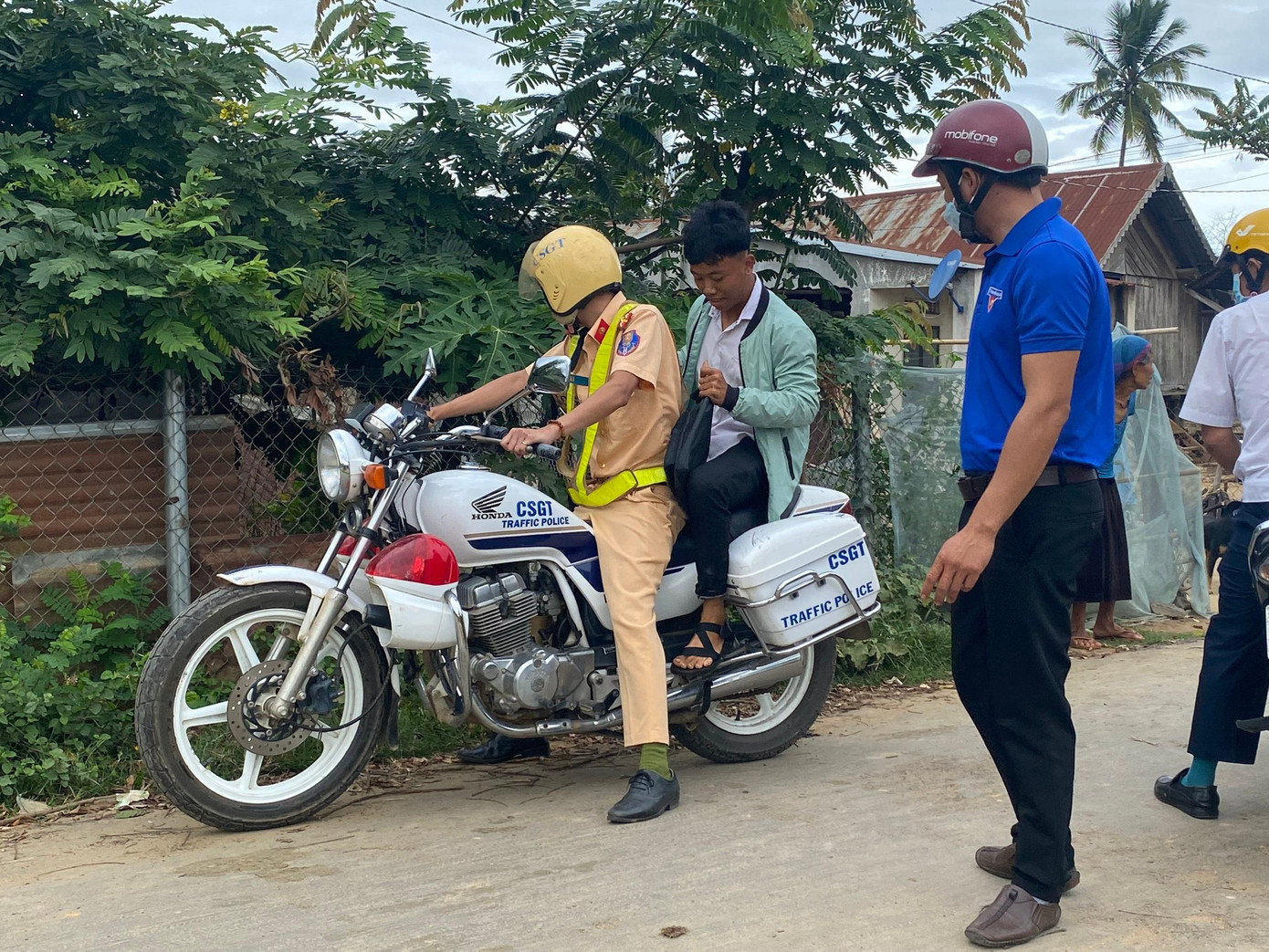 Y Quân nở nụ cười sau khi lo lắng vì sự cố hư xe trên đường đi thi