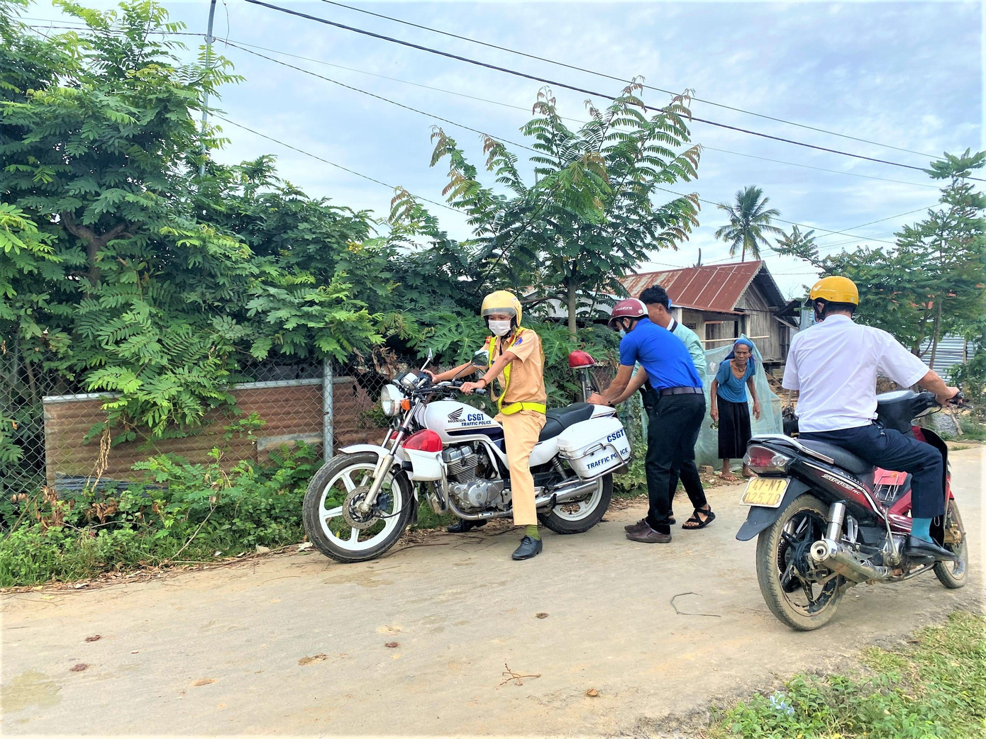 Xe chuyên dụng của lực lượng Cảnh sát giao thông huyện sẵn sàng hỗ trợ