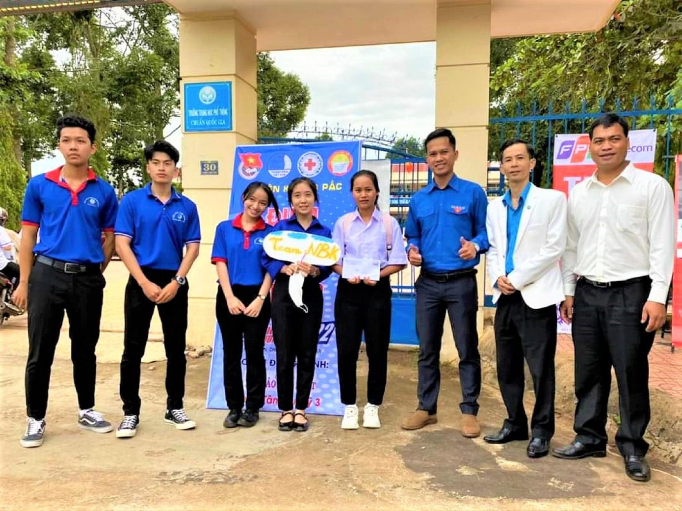 Đại diện lãnh đạo tỉnh đoàn tặng quà và động viên thí sinh Mó Lệnh