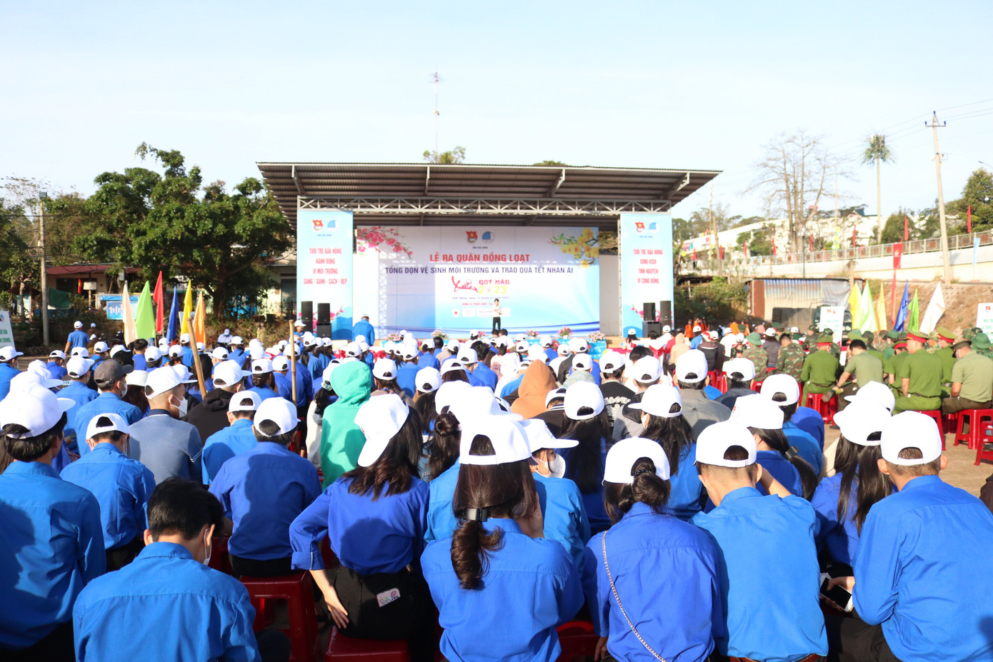 Đông đảo đoàn viên thanh niên tham gia chương trình Đông đảo đoàn viên thanh niên tham gia chương trình