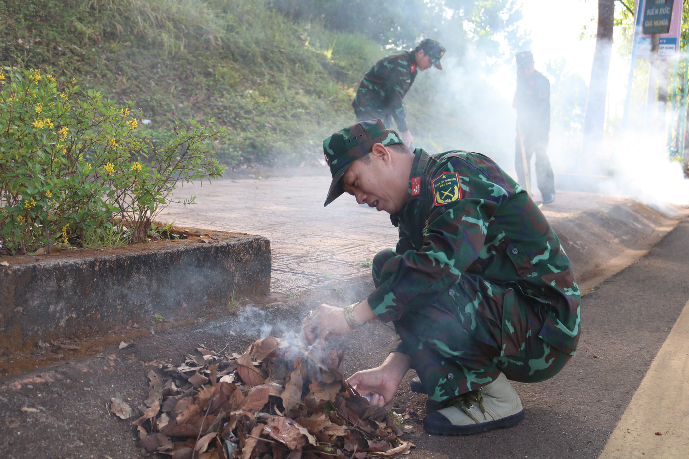 Các cán bộ, chiến sĩ tham gia dọn vệ sinh môi trường Các cán bộ, chiến sĩ tham gia dọn vệ sinh môi trường