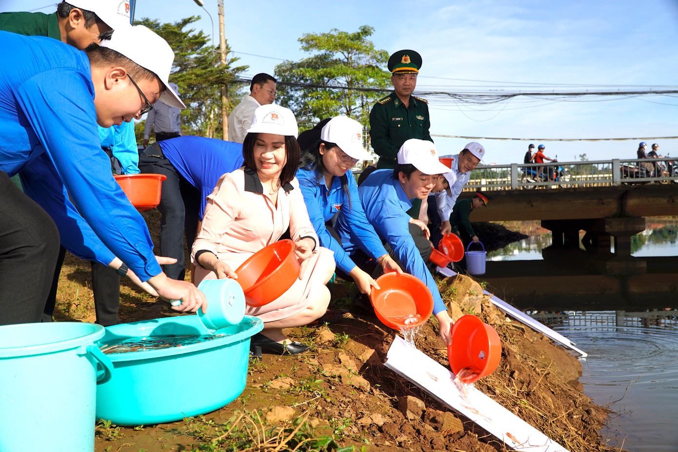 Tại buổi lễ, các lãnh đạo tỉnh tham gia hoạt động thả cá tạo nguồn thuỷ sinh Xuân Quý Mão Tại buổi lễ, các lãnh đạo tỉnh tham gia hoạt động thả cá tạo nguồn thuỷ sinh Xuân Quý Mão