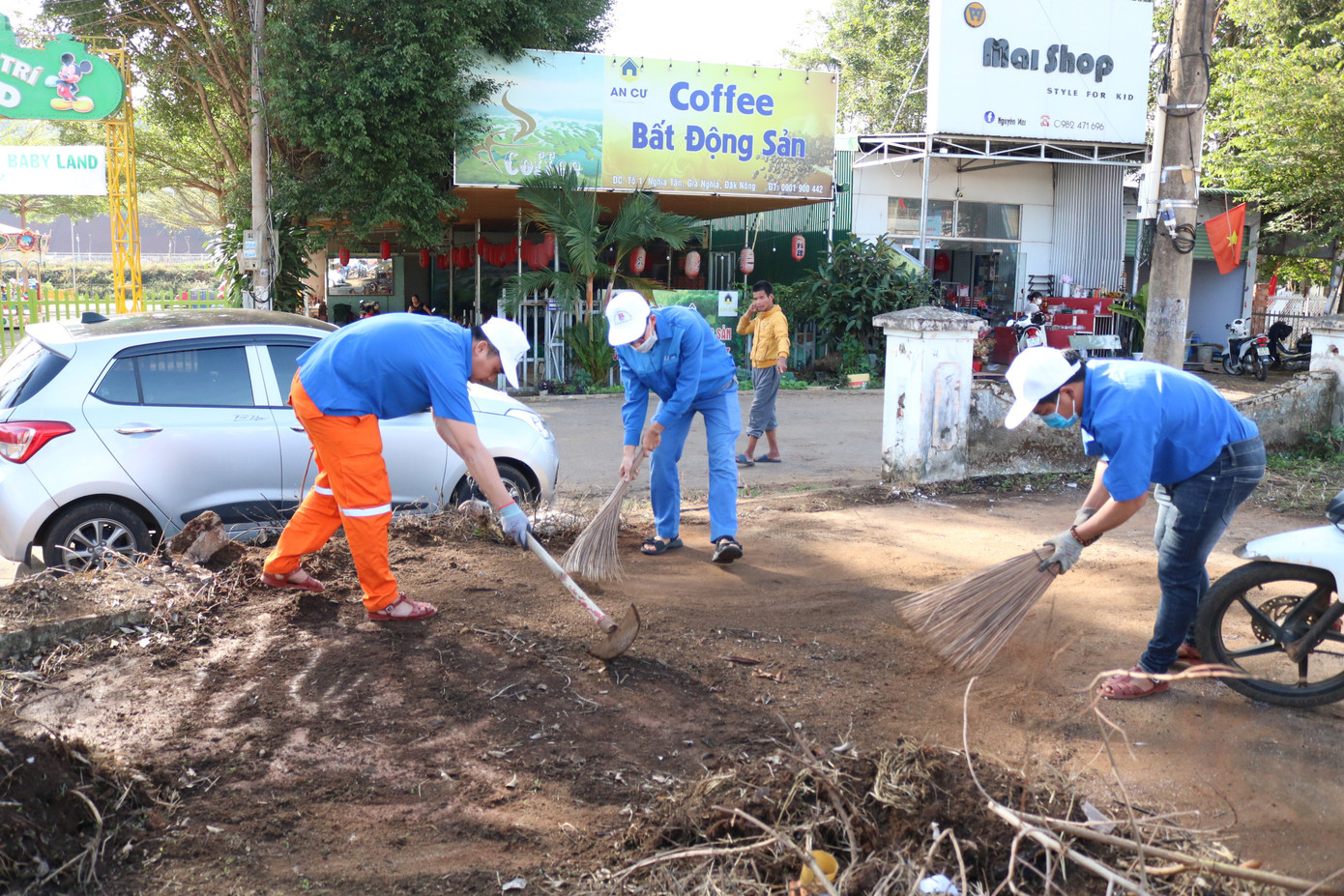 Các thanh niên tham gia làm sạch môi trường Các thanh niên tham gia làm sạch môi trường