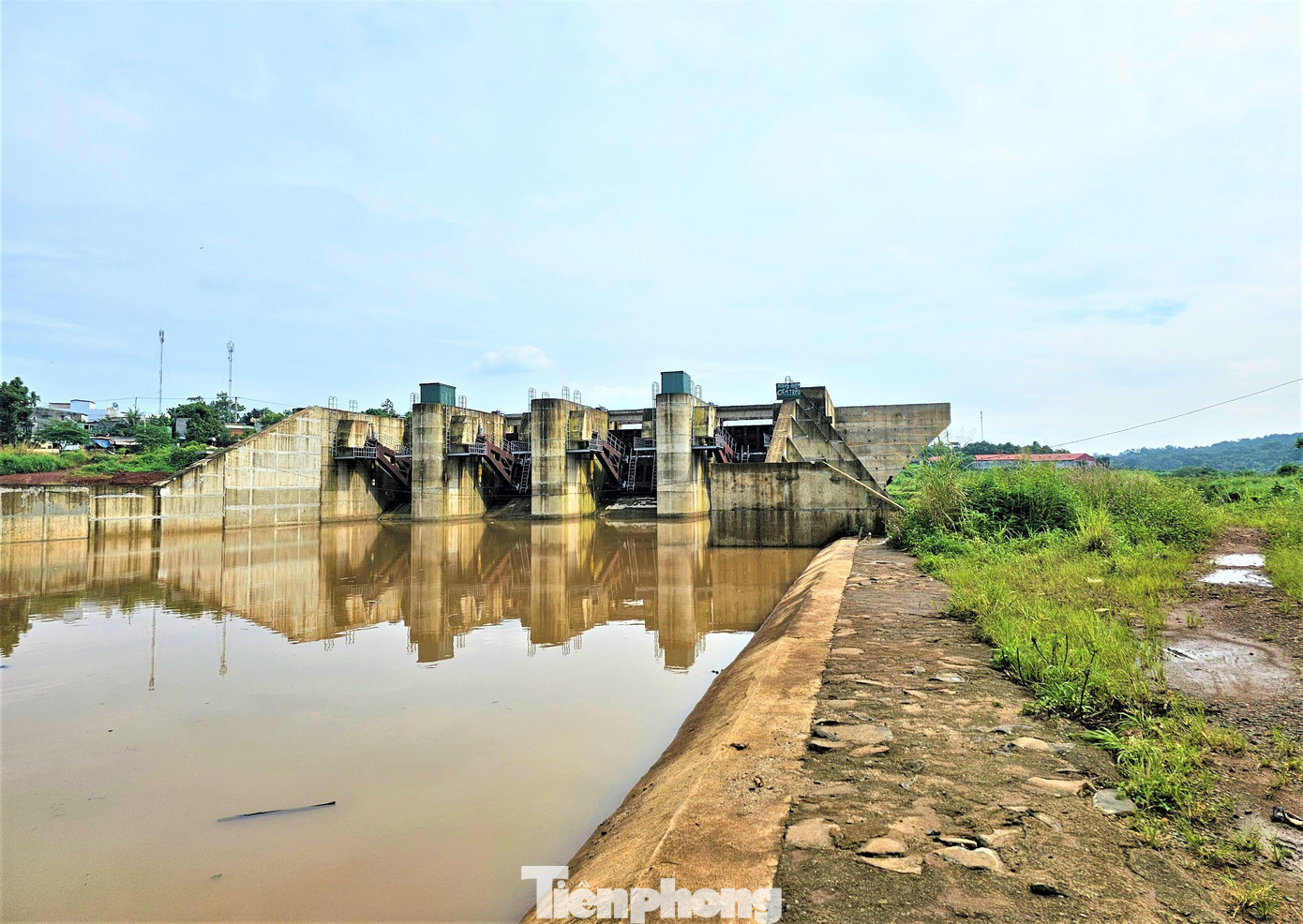 Phần tràn xả nước nằm trơ giữa trời