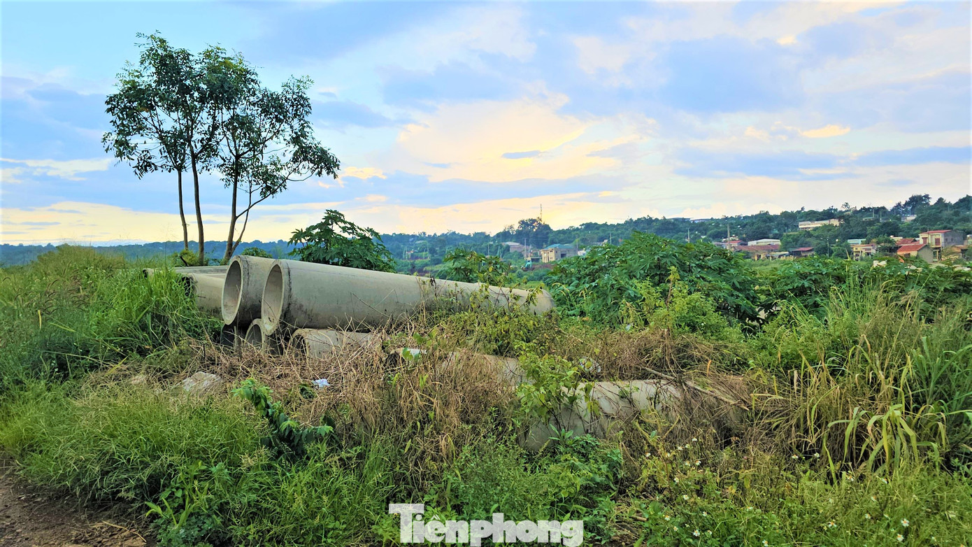 Cống bê tông bị bỏ lăn lóc bên đường