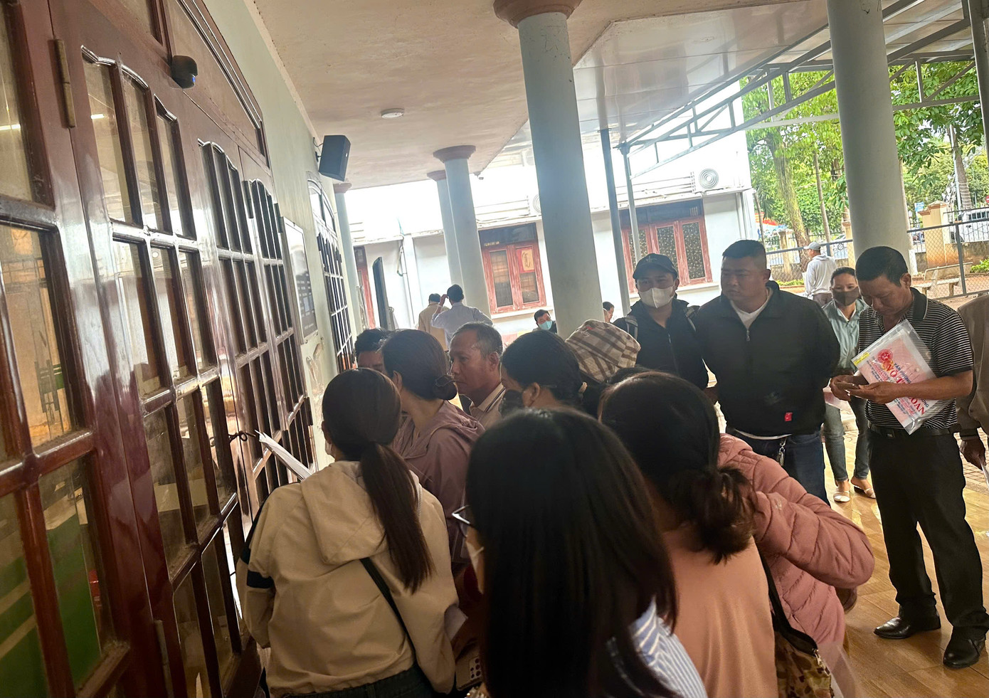 Người dân vẫn muốn đến làm thủ tục trực tiếp