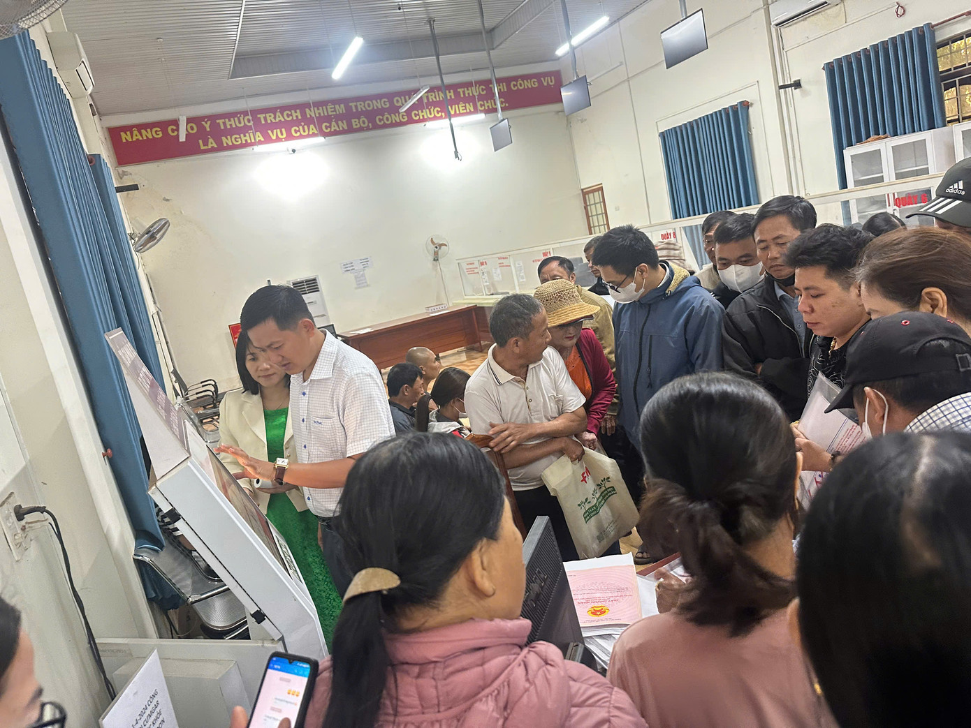 Người dân đi làm thủ tục đất đai tại huyện Cư M'gar