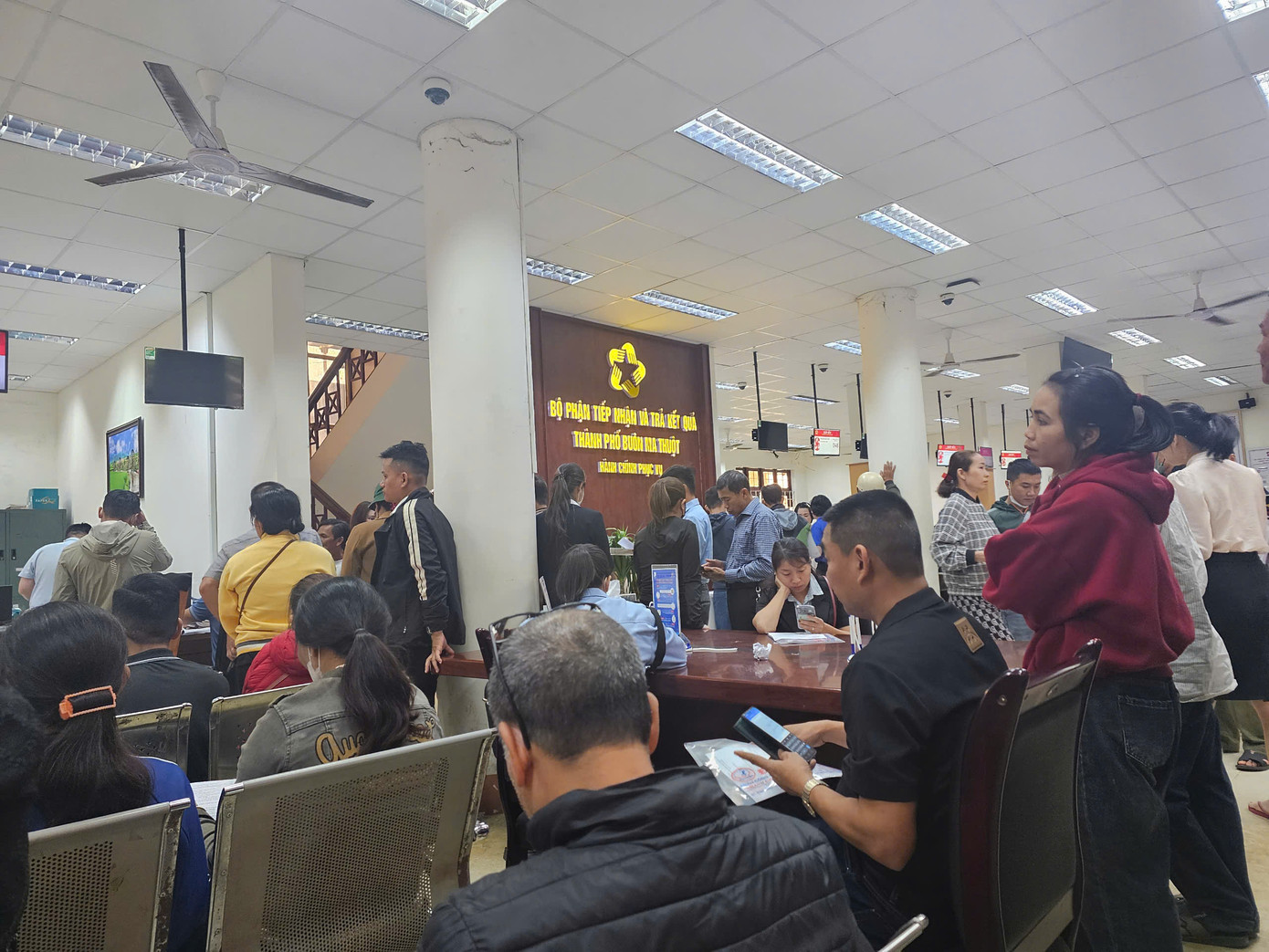 Người dân làm thủ tục đất đai tại bộ phận tiếp nhận và trả kết quả TP Buôn Ma Thuột